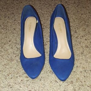 Blue pumps